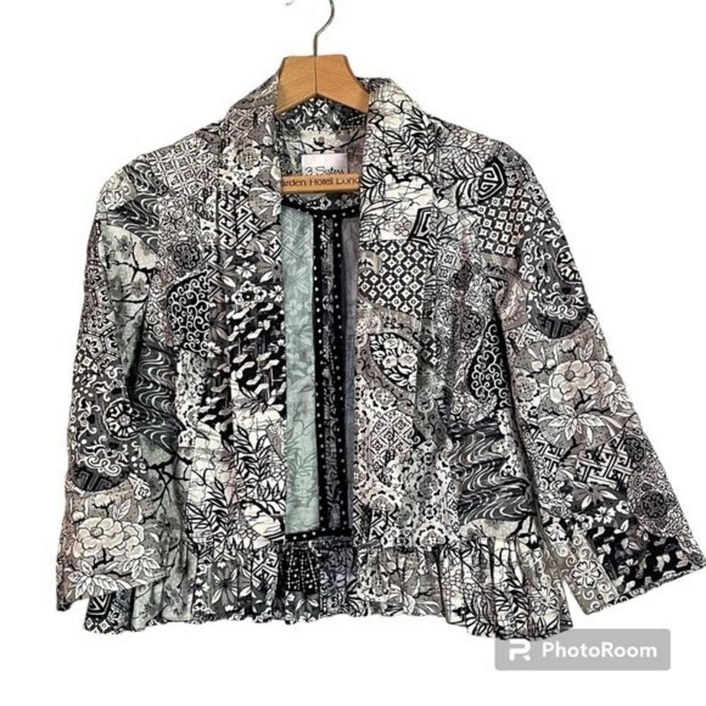 3 Sisters open front denim floral jacket. Women’s size PS